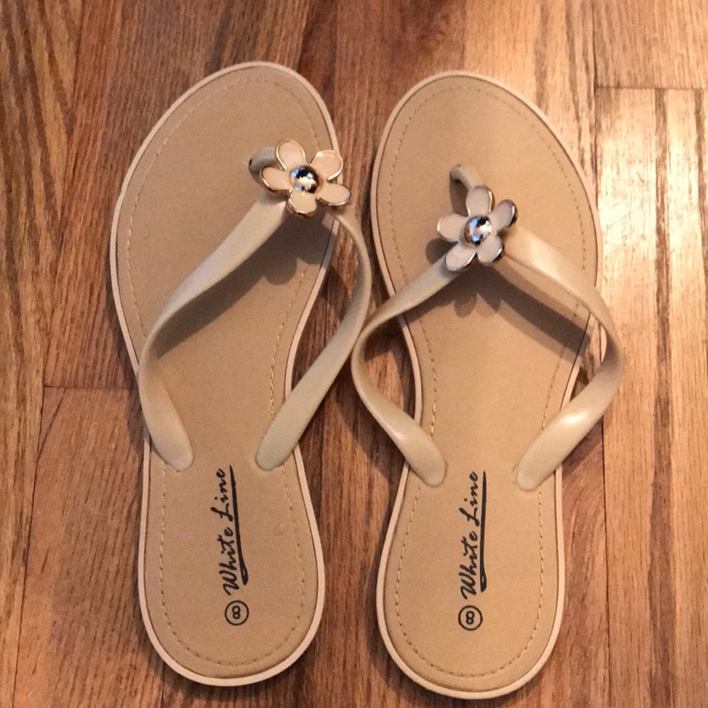 Size 8 nude flower flip flops